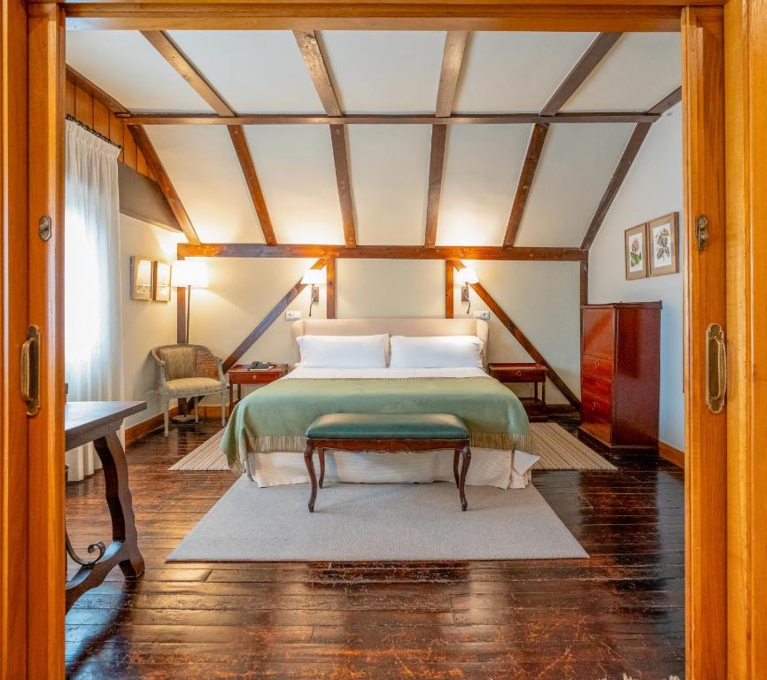 Postel nebo postele na pokoji v ubytování Hotel Alcazar Irun