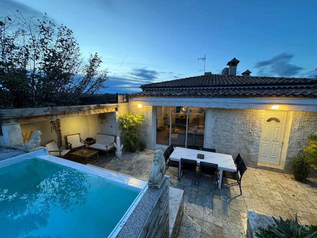 une villa avec piscine devant une maison dans l'établissement Villa du Parc de Vaugrenier, à Villeneuve-Loubet