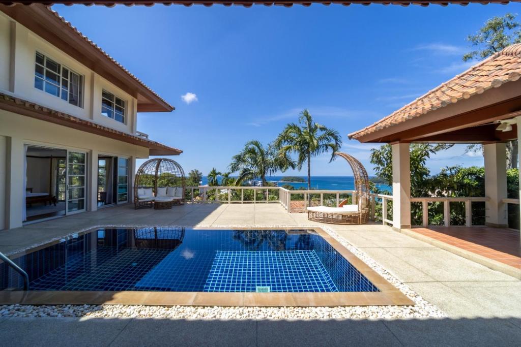 une villa avec une piscine et l'océan dans l'établissement Scenic Seaview Villa Sea Dream for 9, Tennis Court, 5min walk to Kata Noi Beach, à Kata Beach