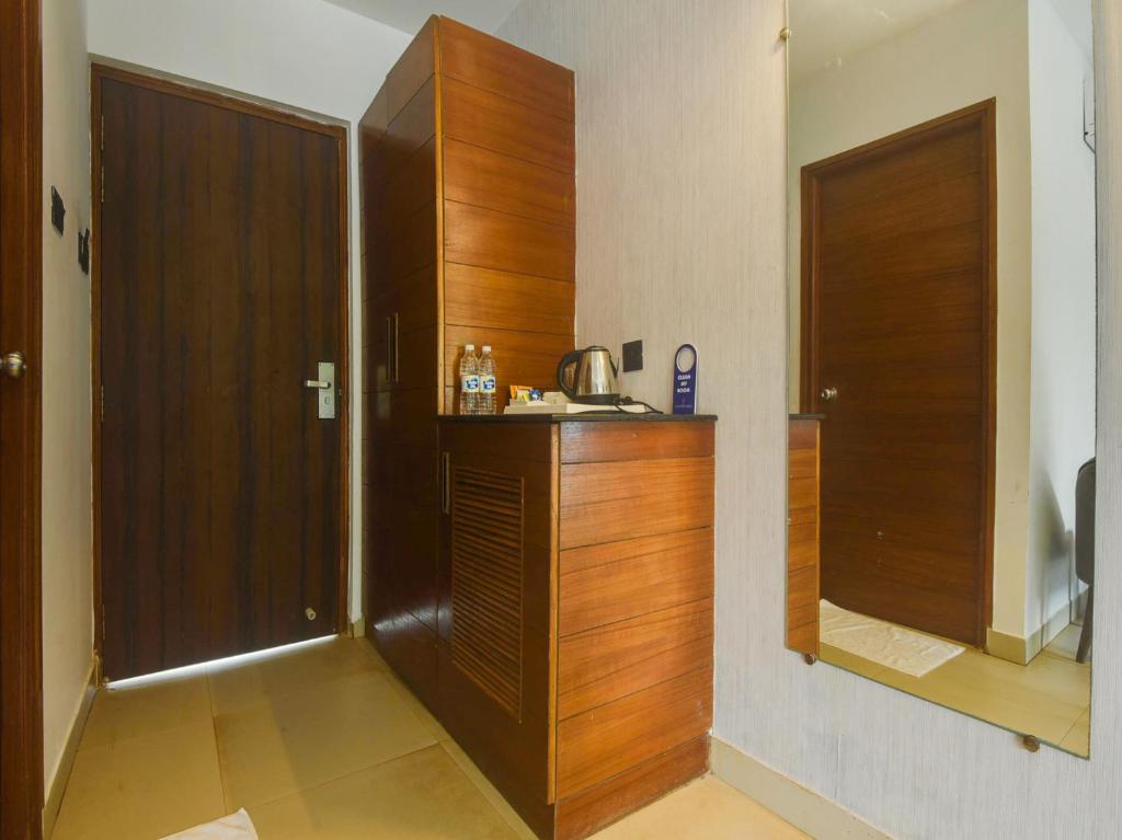een kamer met een houten kast en een deur bij The Upper House resort by J R high Sky in Morjim