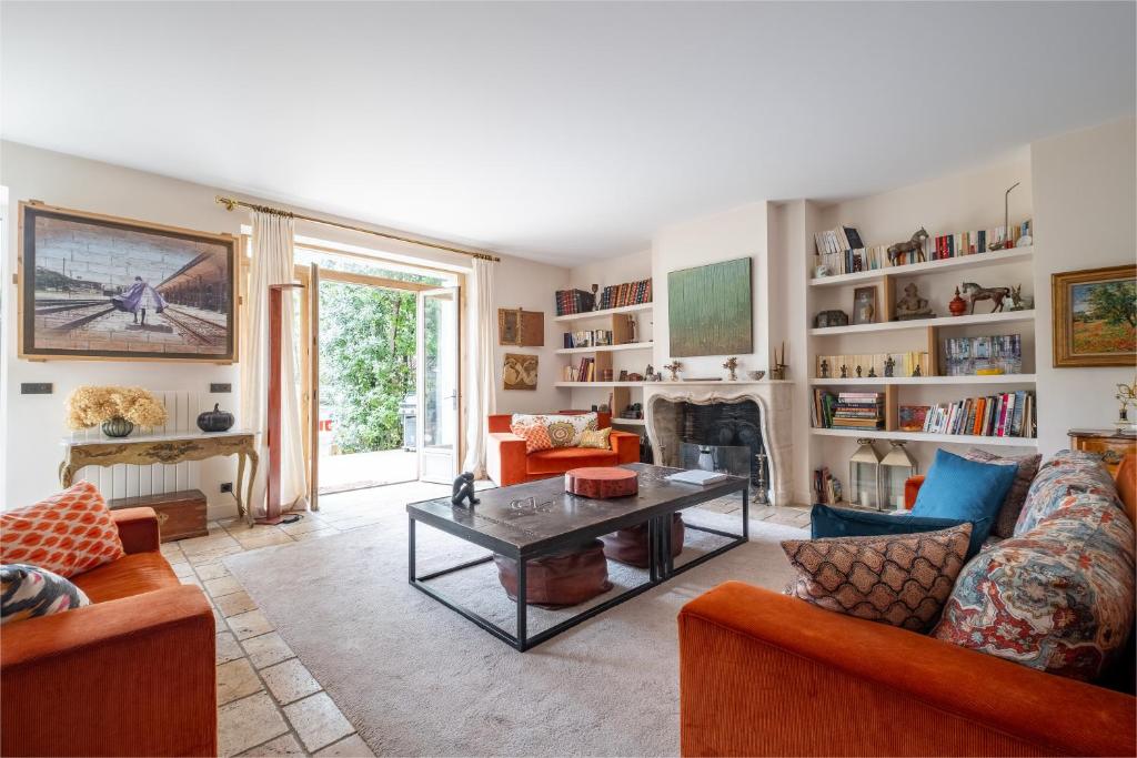 un salon avec un canapé et une table basse dans l'établissement Veeve - Hint of the Exotic, à Boulogne-Billancourt