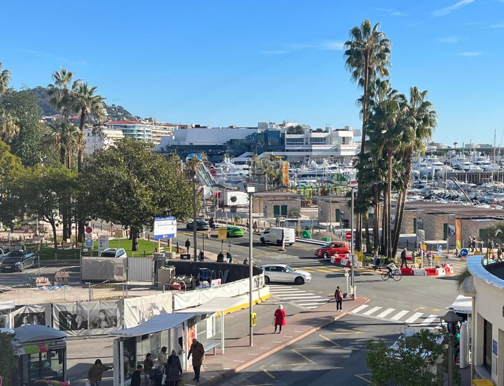 een stad met een straat met auto's en een parkeerplaats bij Appartement 33 m2 comme une junior suite - vue Port et Palais des festivals in Cannes