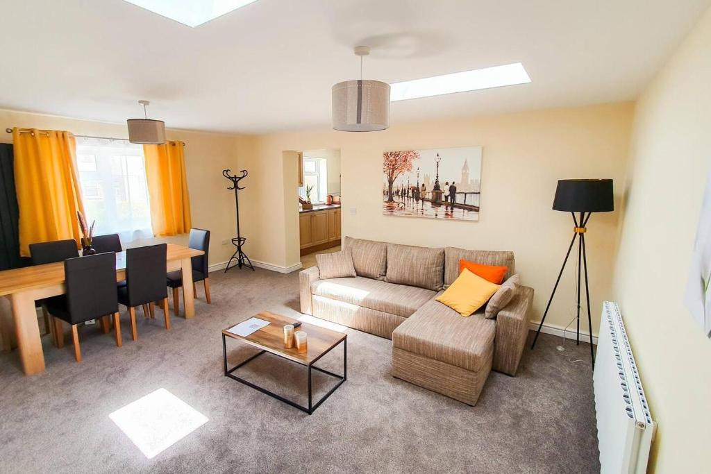 a living room with a couch and a table at Charming 2-Bed Apartment in Stroud in Stroud