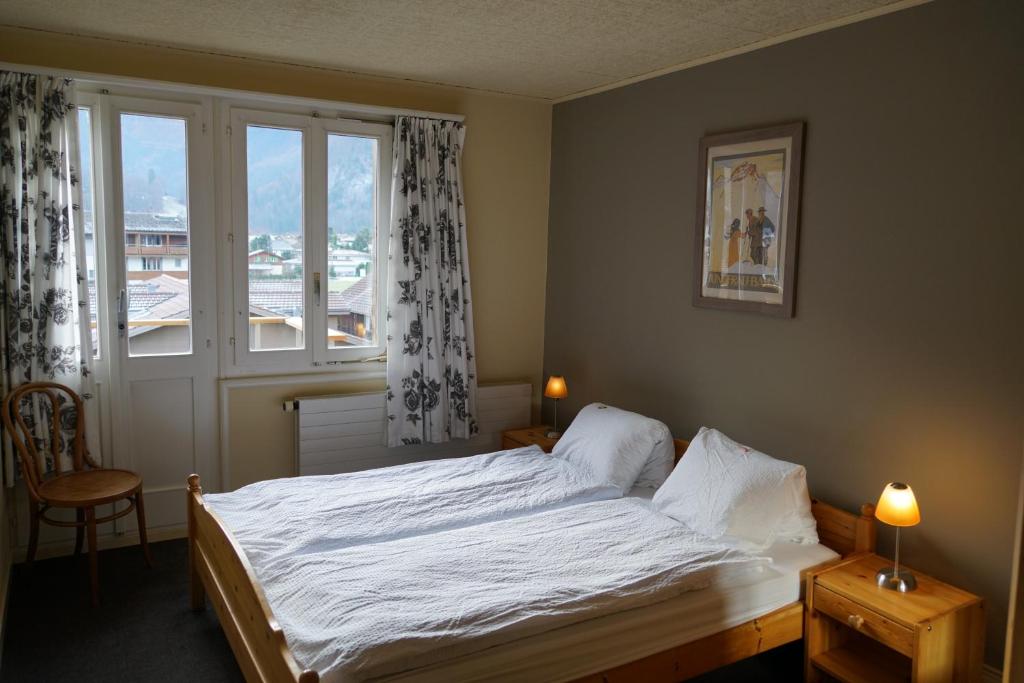 Llit o llits en una habitació de Alpenrose Hotel and Gardens