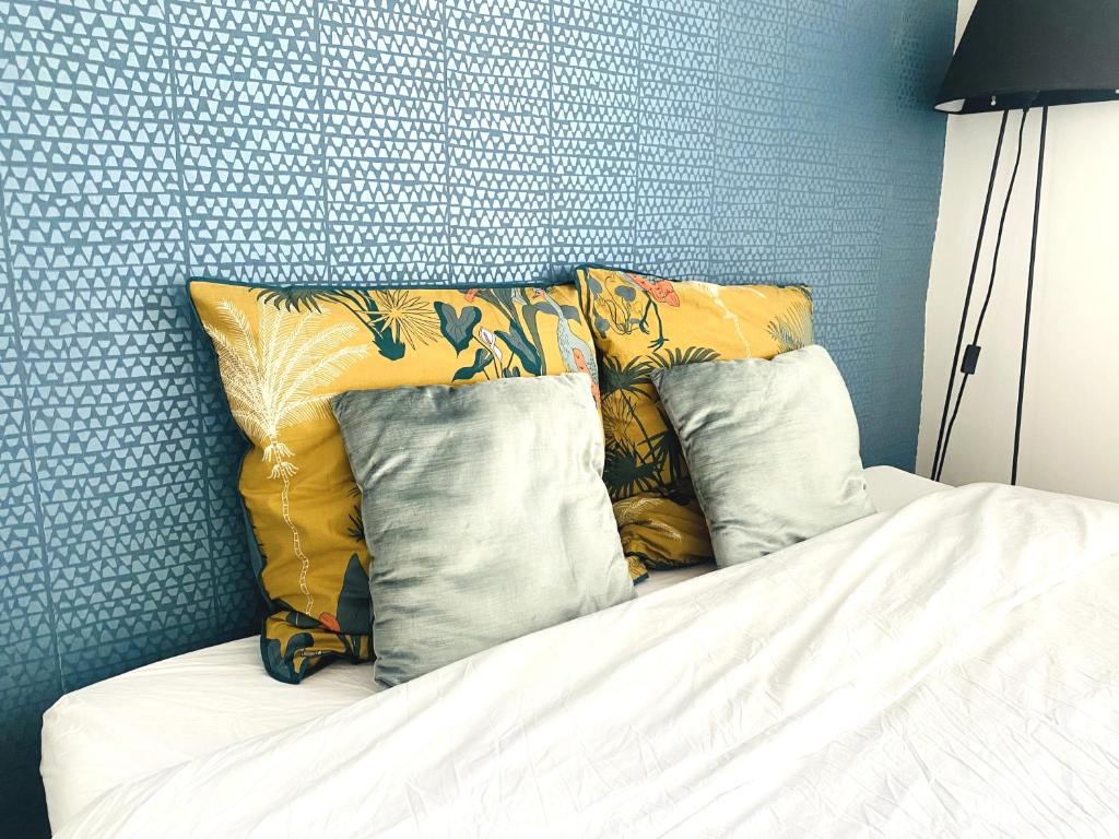 - un lit avec 3 oreillers dans une chambre dans l'établissement Architect studio near Montmartre, à Paris