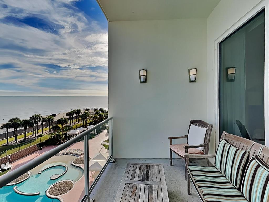 einen Balkon mit Stühlen und Meerblick in der Unterkunft Precious Memories - Diamond Beach 513 in Galveston