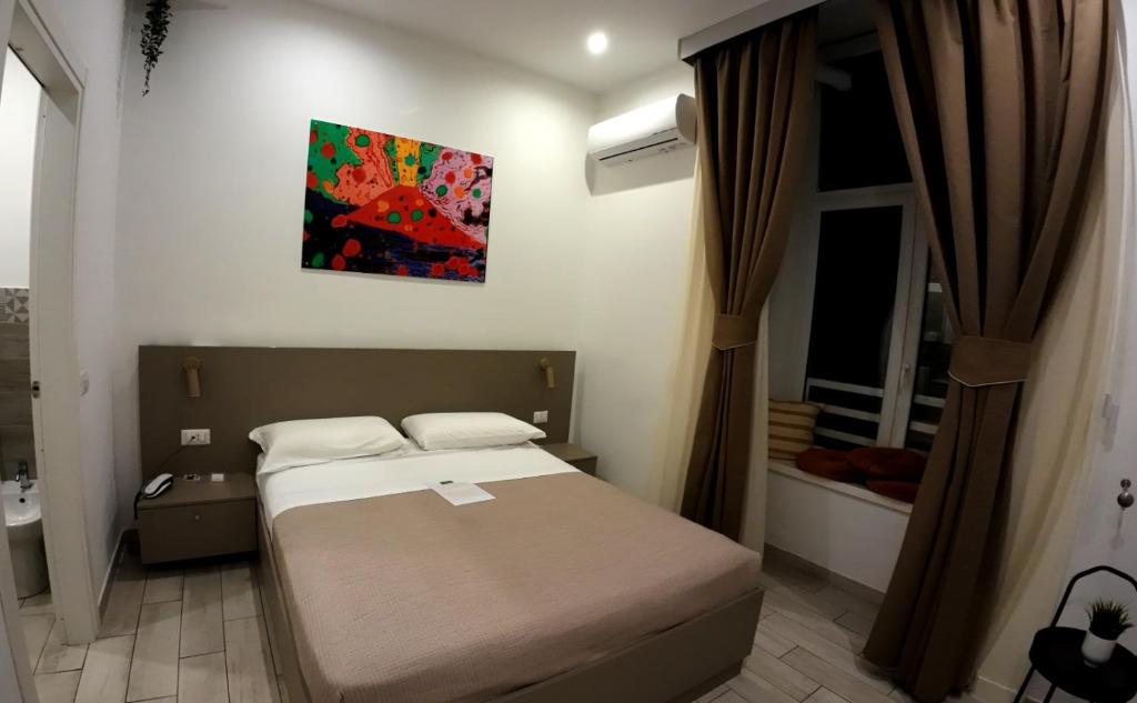 Postel nebo postele na pokoji v ubytování Napoli Centro Suite e Spa