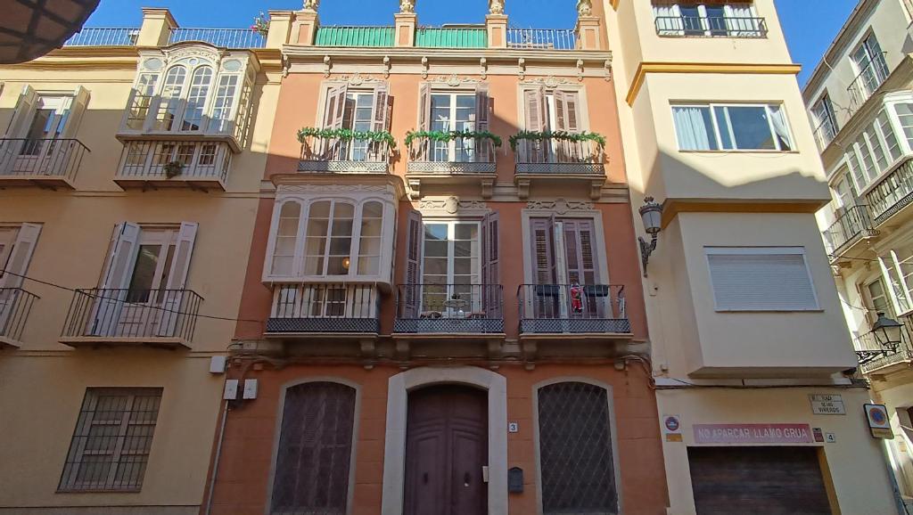 un edificio con balconi sul lato di Habitación en centro histórico a Málaga