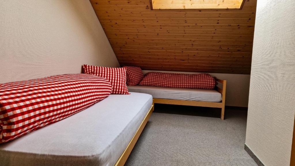 Postel nebo postele na pokoji v ubytování Gasthaus Rössli