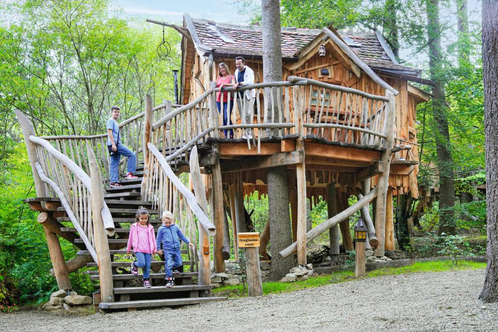 een groep mensen die op een houten speelhuis staan bij Natur-Resort Tripsdrill in Cleebronn