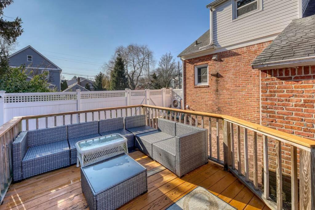 Balkón nebo terasa v ubytování Family Home near NY Beach - Private Workspace