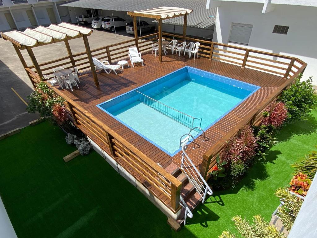 an overhead view of a deck with a swimming pool at Hotel Centenário in Tramandaí