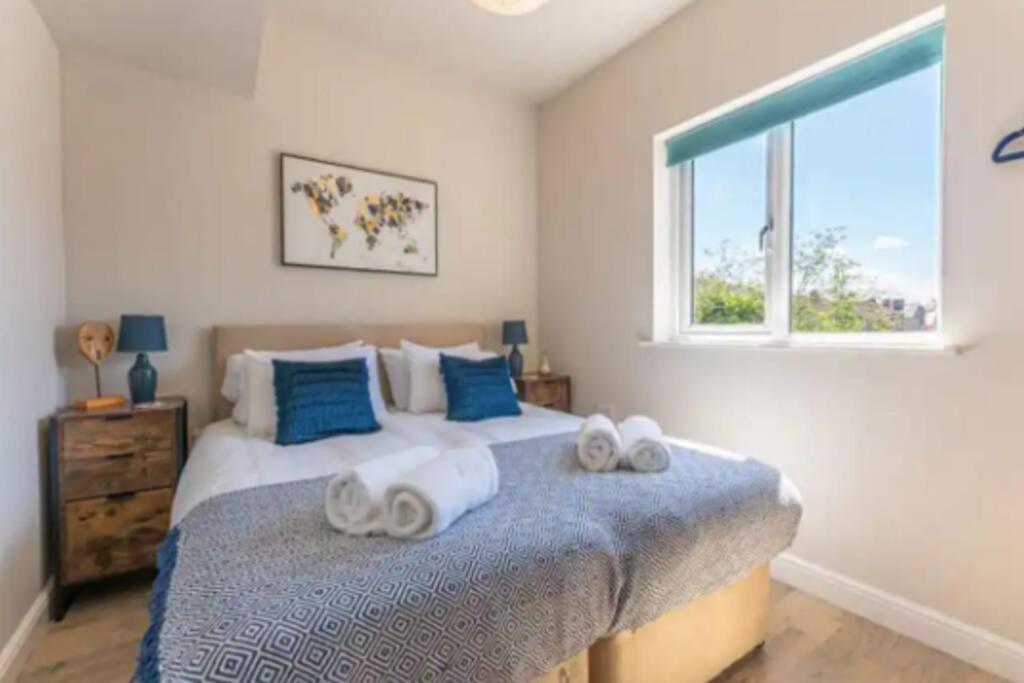 Una cama o camas en una habitación de Central Coventry Apartment