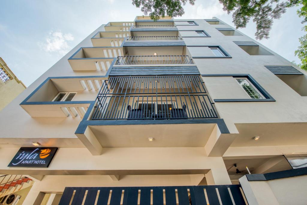 un edificio con balcones en un lateral en Iyla Apart Hotel, en Pondicherry
