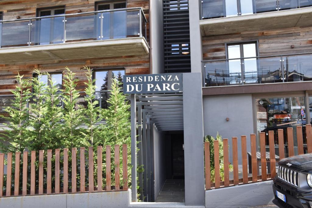 紹澤杜爾克西的住宿－Residenza Du Parc，带有读取关联跳伞标志的建筑