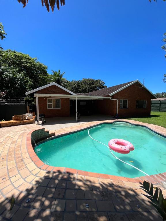 una piscina con un frisbee rojo. en Pompano Corner, en Richards Bay