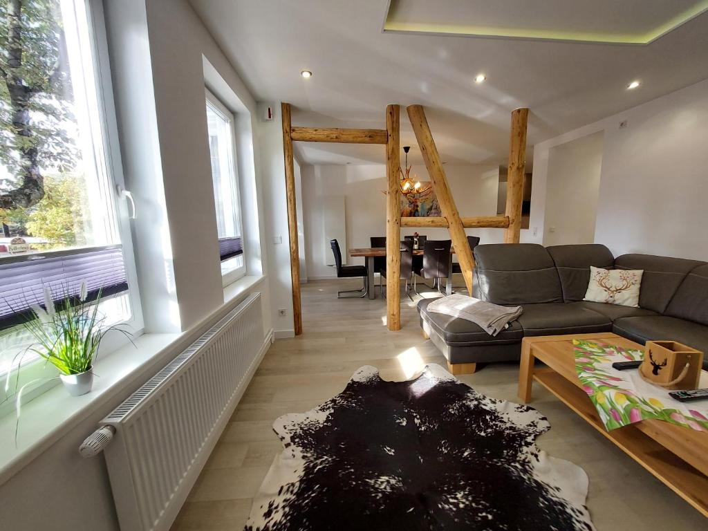 una sala de estar con un sofá y una mesa en Ferienwohnung am Jungbrunnen 1, en Bad Harzburg
