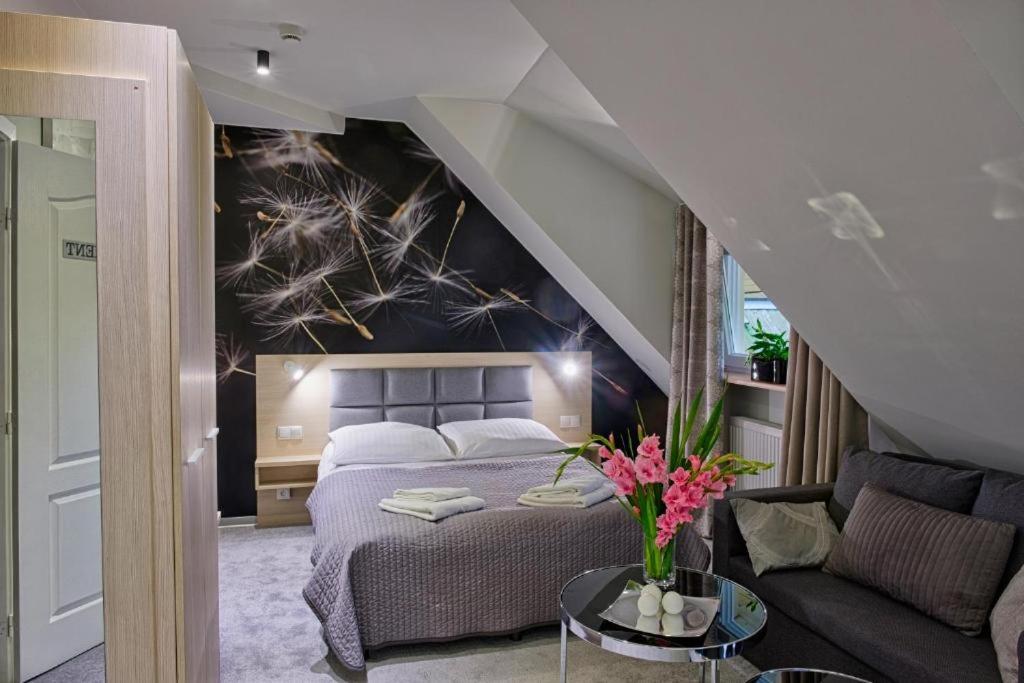 Un pat sau paturi într-o cameră la Hotel Podjadek