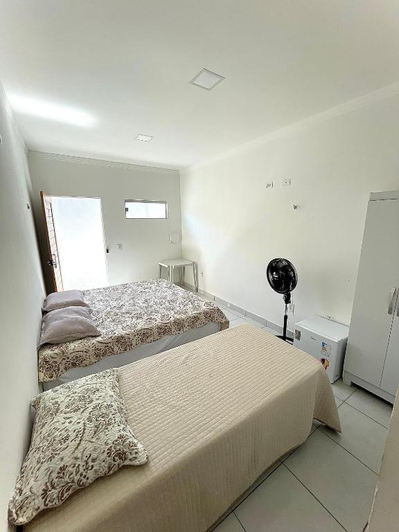 1 Schlafzimmer mit 2 Betten und einem Ventilator in der Unterkunft Pousada Batista in Lagoa Nova