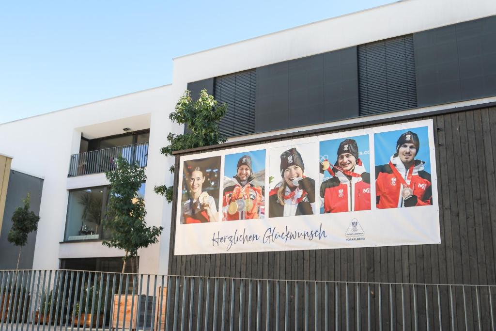 eine große Plakatwand an der Seite eines Gebäudes in der Unterkunft Olympiazentrum Vorarlberg in Dornbirn