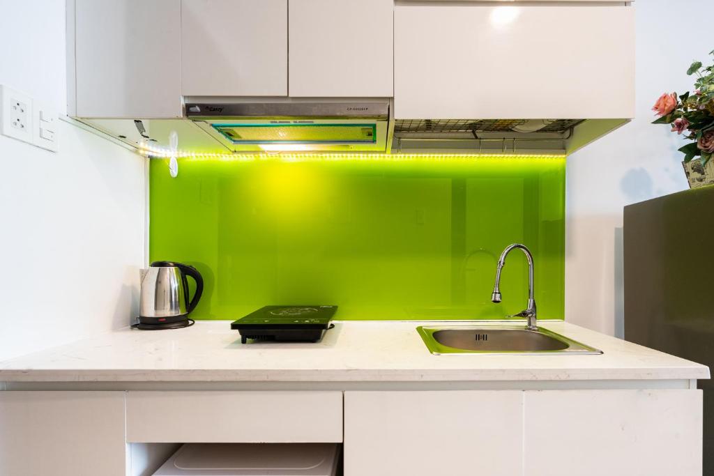 Kuchyň nebo kuchyňský kout v ubytování Goby home in Rivergate Luxury Apartment - near Ben Thanh market