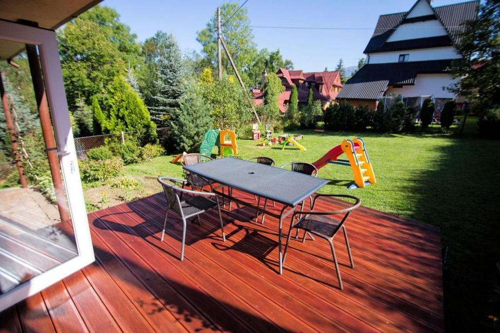 Vonkajšia záhrada v ubytovaní Apartament Zacisze Tatr