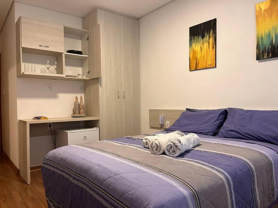 ein Schlafzimmer mit einem Bett mit Handtüchern darauf in der Unterkunft Flat - Suíte Trocadéro - 112 in Lagoa Santa