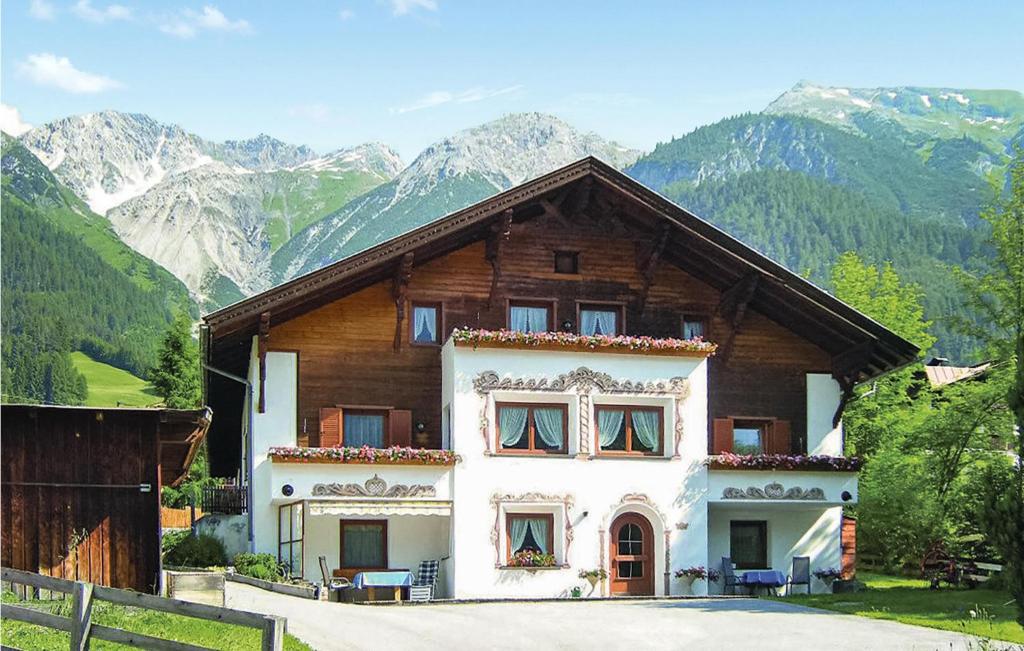 ペットイ・アム・アールベルクにあるCozy Apartment In Pettneu Am Arlberg With Wifiの山を背景にした大家