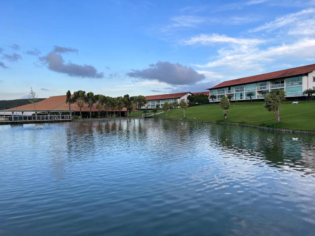 ein großer Wasserkörper vor einem Gebäude in der Unterkunft Flat 414 Condominio Villa Hípica - Gravatá PE in Gravatá