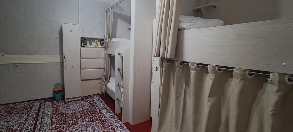 Postel nebo postele na pokoji v ubytování Bruce hostel