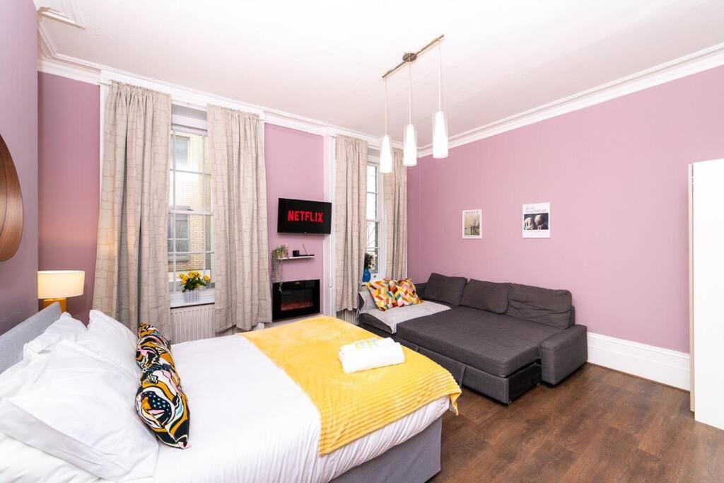 ein Wohnzimmer mit einem Bett und einem Sofa in der Unterkunft (Covent Garden) Cozy Apartment Central London in London