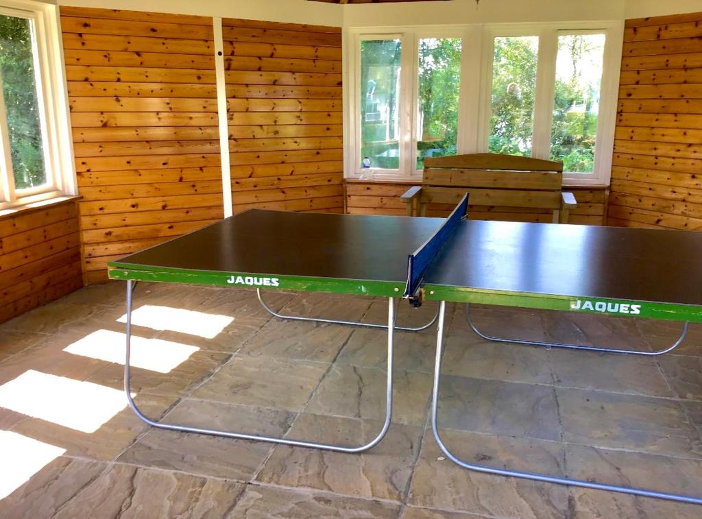 Stolní tenis v ubytování Spinnaker Lodge · Cotswolds Lakeside Home nebo okolí