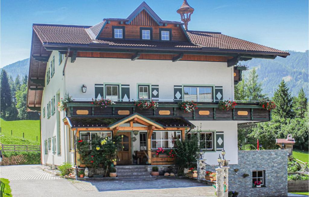 a large white building with flowers on it at 2 Bedroom Cozy Apartment In Schladming in Gleiming