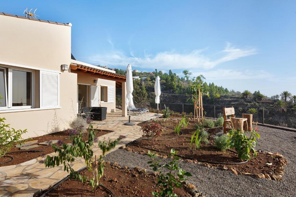 un jardín frente a una casa en Casa Inti en Tijarafe