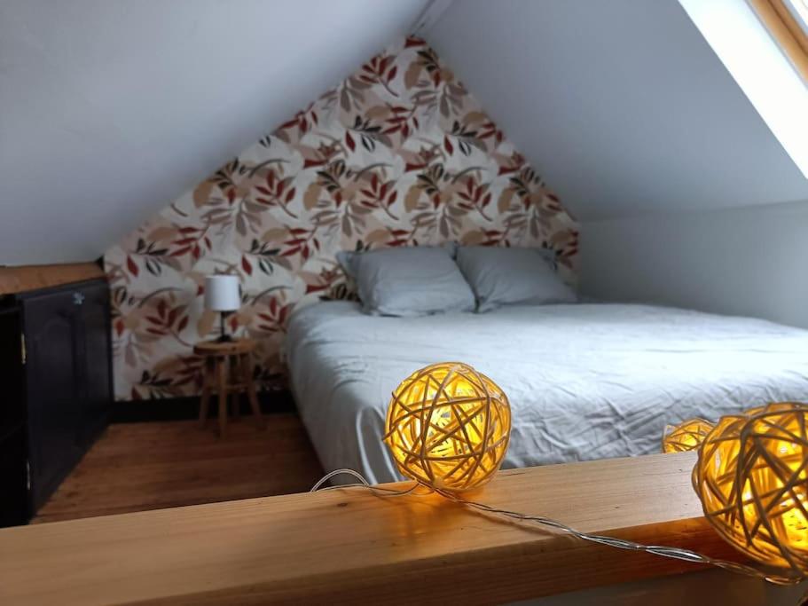 a bedroom with a bed and a wooden table at Maison de ville quartier Pasteur in Cherbourg en Cotentin
