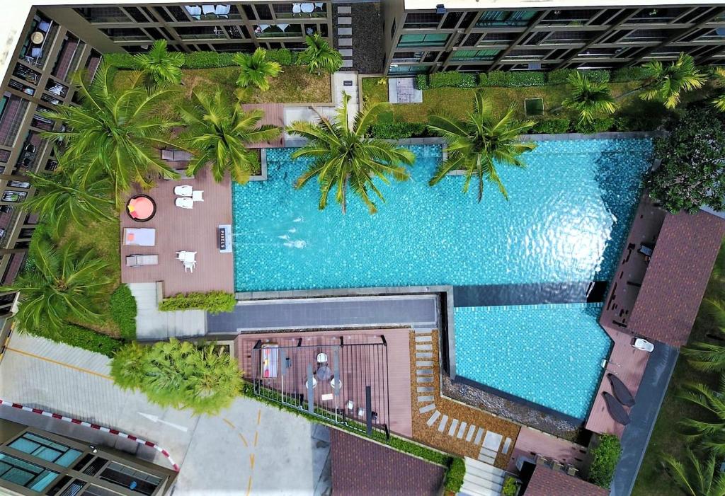 una vista aérea de una piscina en un edificio en Pixel Condo - Panwa Beach, en Ban Ao Makham