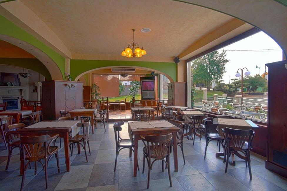 Reštaurácia alebo iné gastronomické zariadenie v ubytovaní Pensión Bos