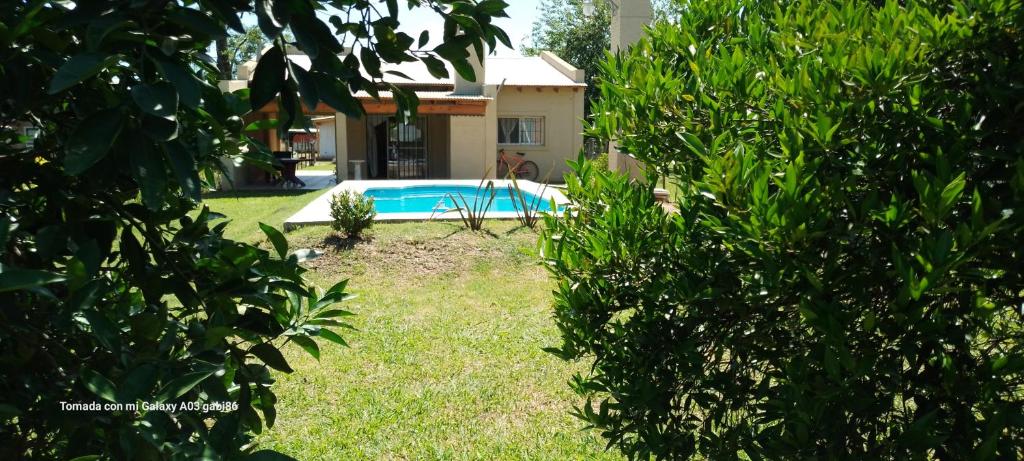 La pileta dentro o cerca de La quinta casa para vacacionar