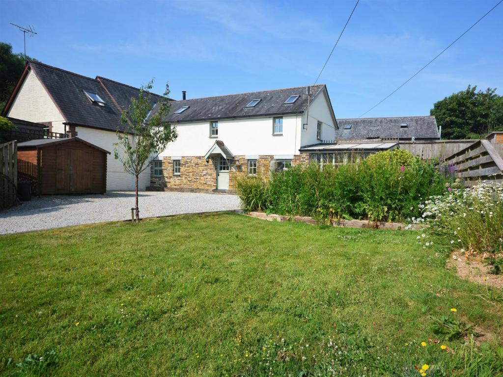 a large white house with a yard at 3 Bed in Newquay 82405 in Saint Columb Major