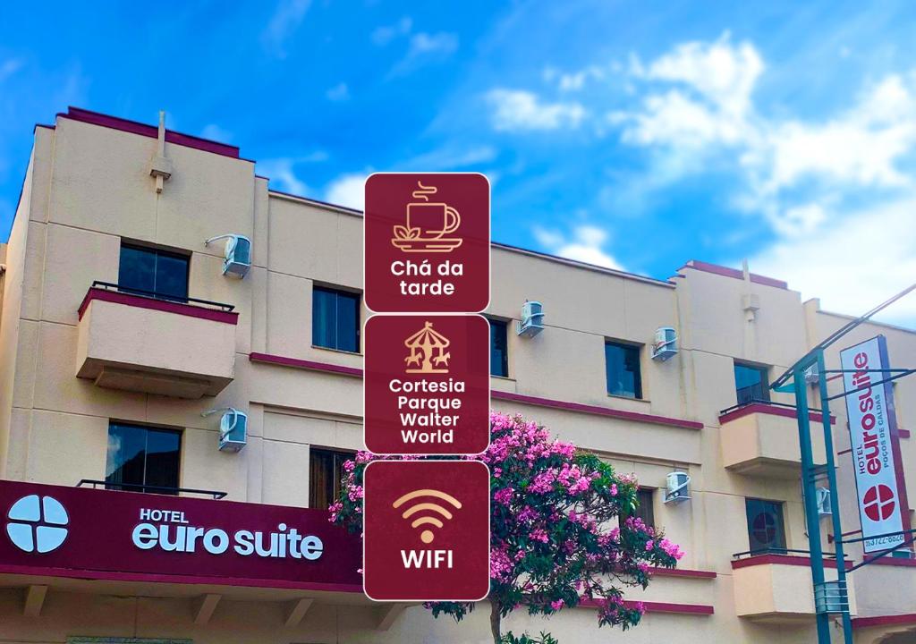 un panneau de rue devant un bâtiment dans l'établissement Hotel Euro Suite Poços de Caldas By Nacional Inn, à Poços de Caldas