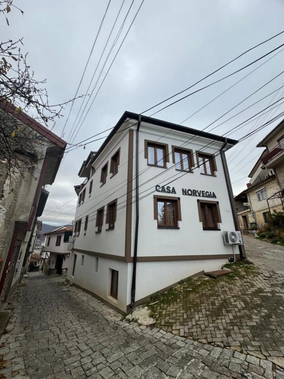 Casa Norvegia Ohrid في أوخريد: مبنى ابيض على جانب شارع
