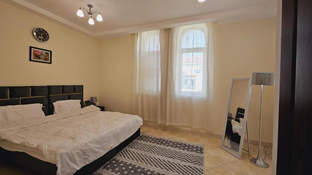 una camera con letto, finestra e specchio di Perfect Vacation with 3bhk villa a Dubai