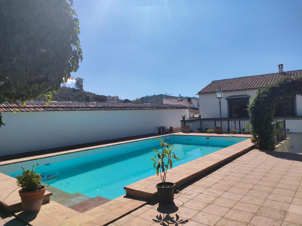 una piscina frente a una casa en Chalet Rafael Constantina, en Constantina