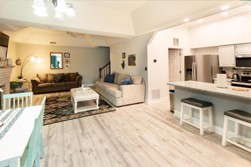 Ozark Duplex Retreat for 10, Rocky Mount (updated prices 2024)