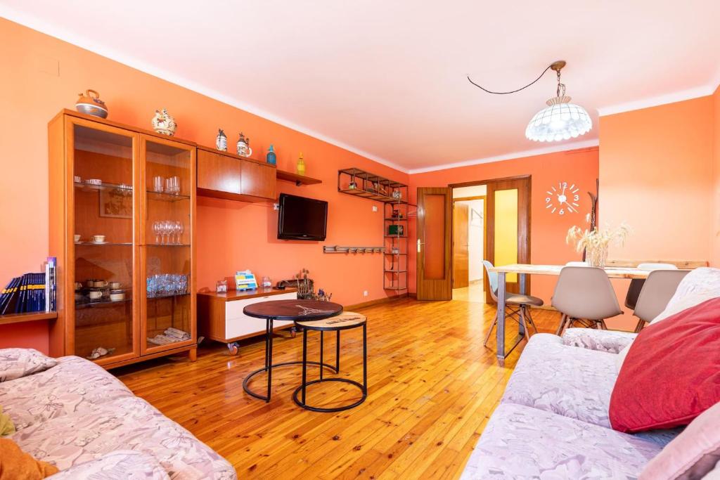 ein Wohnzimmer mit einem Sofa und einem Tisch in der Unterkunft Apartament el Llac in Puigcerdà