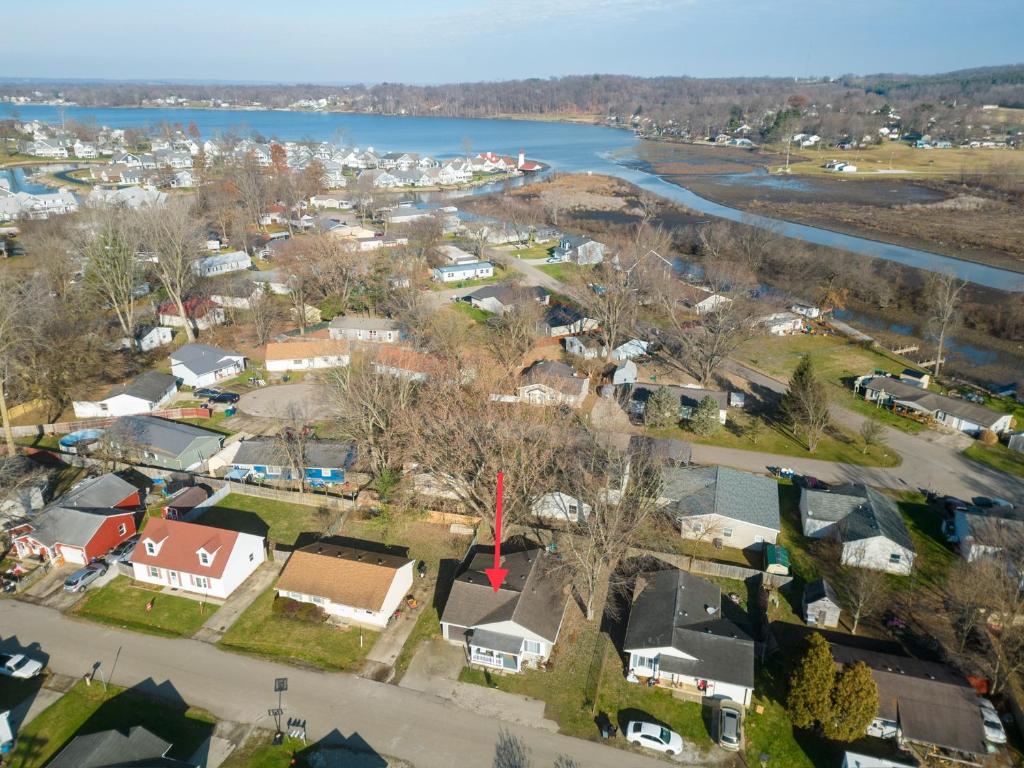 - une vue aérienne sur un village à côté d'une rivière dans l'établissement Oasis on Empire in Thornville, à Thornville