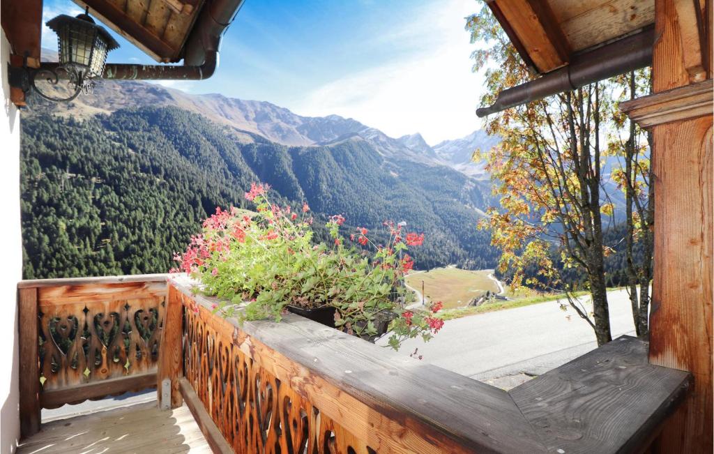 balcón con flores y vistas a las montañas en Gorgeous Home In Sankt Sigmund With Sauna, en Gries im Sellrain
