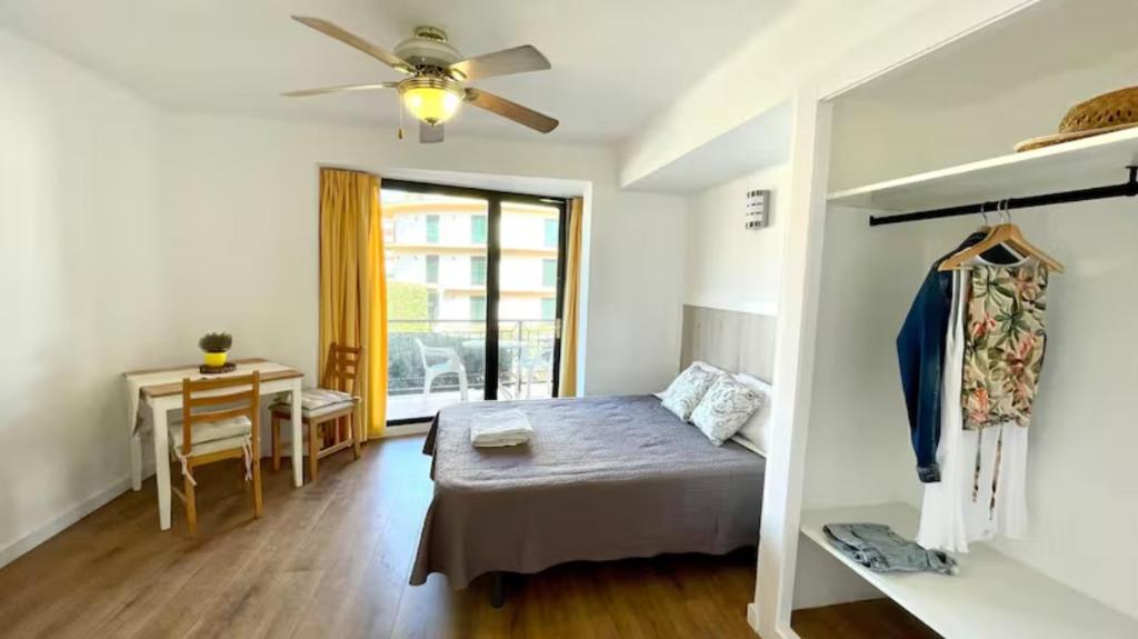 Posteľ alebo postele v izbe v ubytovaní Apartamentos El Sol II