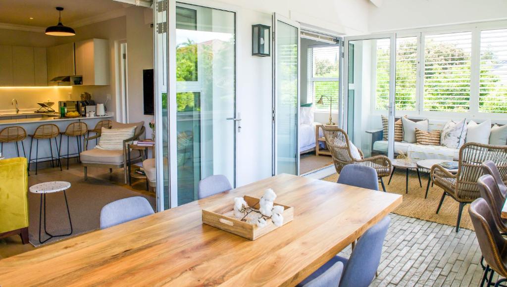 un soggiorno con tavolo e sedie in legno di Collection Luxury Accommodation: 7 On Murray Apartment 7 a Stellenbosch