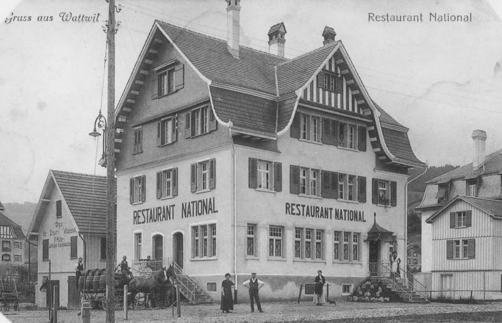 una foto en blanco y negro de un gran edificio en Hotel National, en Wattwil